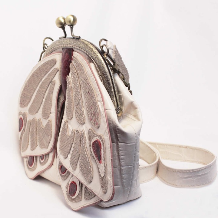 Borsa in pelle con chiusura a moschettone e catena.