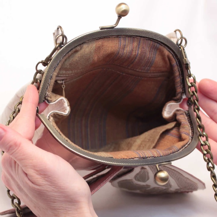 Borsetta in pelle con farfalla