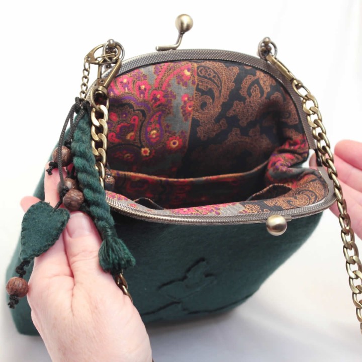 Borsa a mano in lana verde con cerniera, foderata con una tasca