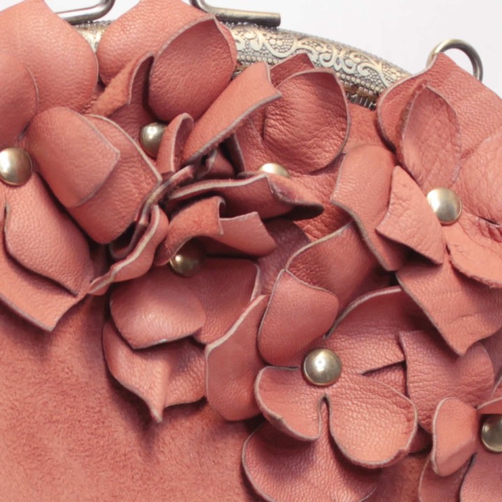 Borsa in pelle scamosciata con fiori di ortensia