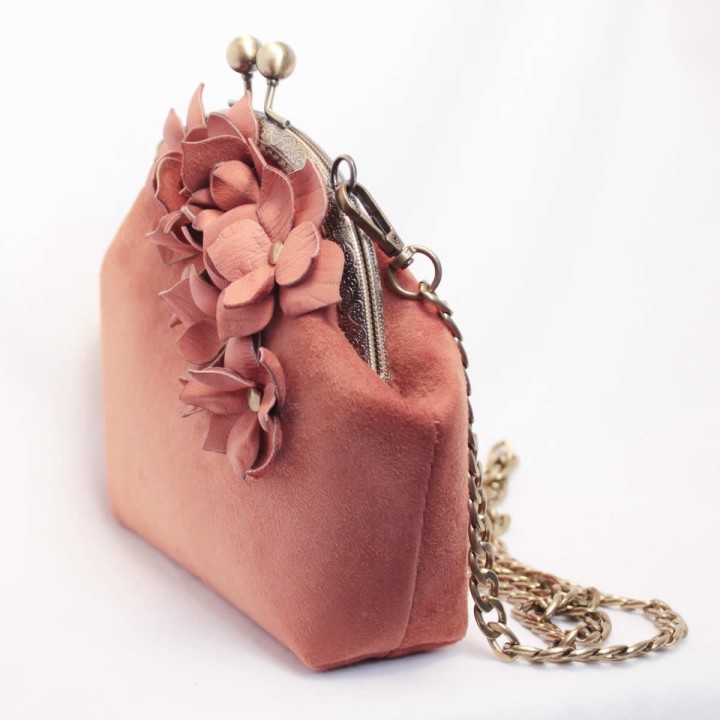 Borsa in pelle con chiusura a moschettone e catena.