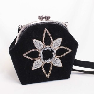 Borsetta in velluto con ricami e spilla