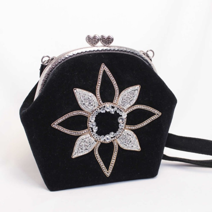 Borsetta in velluto con ricami e spilla