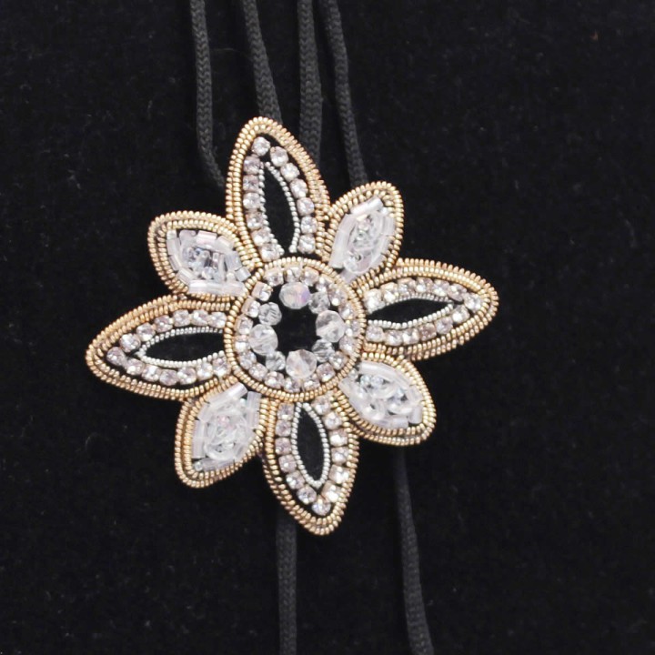 Borsetta in velluto con ricami e spilla