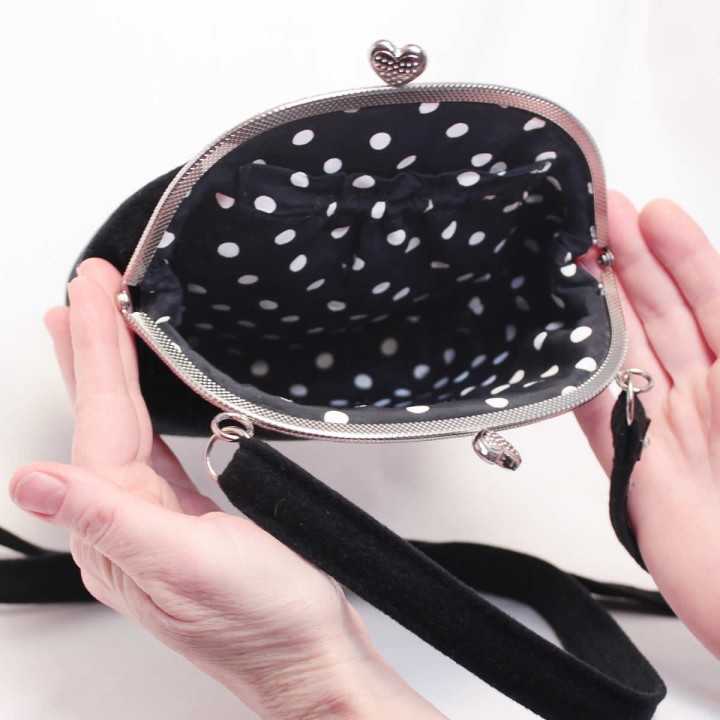 Borsetta in velluto con ricami e spilla