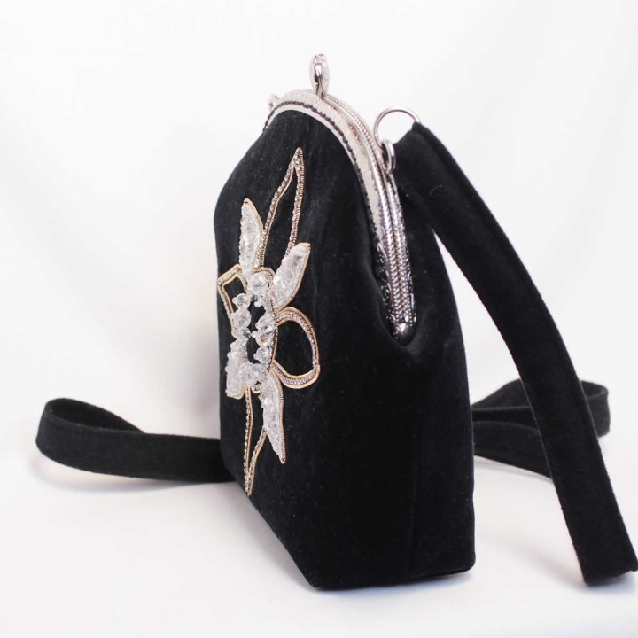 Borsetta in velluto con ricami e spilla