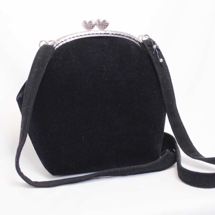 Borsetta in velluto con ricami e spilla